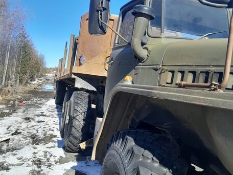 1988 Урал 4320, чёрный, 750000 рублей, вид 2