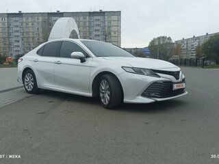 2018 Toyota Camry VIII (XV70), белый, 3350000 рублей, вид 2