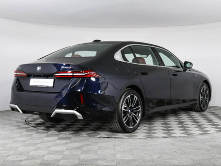 2025 BMW 5 серии Long 530Li xDrive VIII (G60/G61/G68), синий, 8550000 рублей, вид 3
