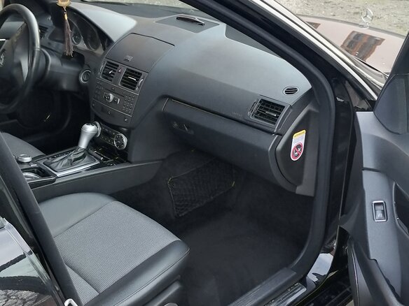 2010 Mercedes-Benz C-Класс 200 III (W204), чёрный, 1500000 рублей - вид 2