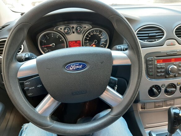 2011 Ford Focus II Рестайлинг, белый - вид 2