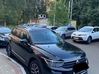 2021 Volkswagen Tiguan II Рестайлинг, чёрный, 3355000 рублей, вид 1