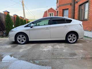 2010 Toyota Prius III (XW30), белый, 1000000 рублей, вид 4
