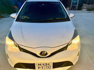 2015 Toyota Vitz III (XP130) Рестайлинг, белый, 880000 рублей, вид 2