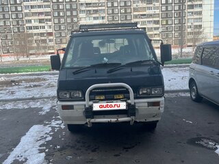 1989 Mitsubishi Delica III, серебристый, 900000 рублей, вид 2