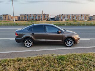 2017 Volkswagen Polo V Рестайлинг, коричневый, 700000 рублей, вид 3