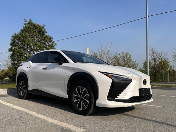 2023 Lexus RZ 450e, белый, 6000000 рублей