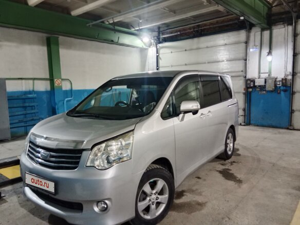 2010 Toyota Noah II (R70), серый, 1750000 рублей - вид 1