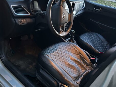 2017 Hyundai Solaris II, золотистый, 735000 рублей, вид 5