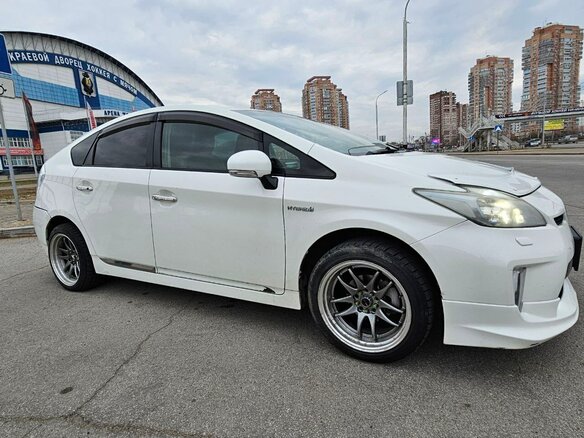 2010 Toyota Prius III (XW30), белый, 860000 рублей - вид 4