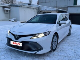 2018 Toyota Camry VIII (XV70), белый, 2400000 рублей, вид 1