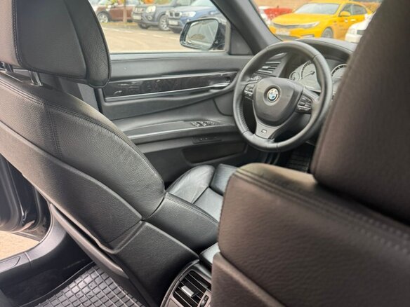 2010 BMW 7 серии 740d V (F01/F02/F04), чёрный, 1600000 рублей - вид 5
