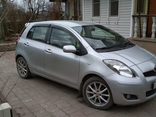 2010 Toyota Yaris II Рестайлинг, серебристый, 1500000 рублей, вид 5