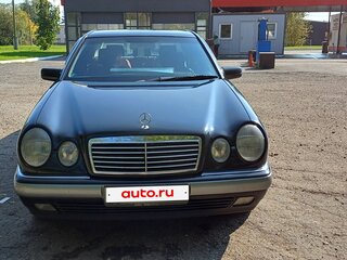 1998 Mercedes-Benz E-Класс 220 II (W210, S210), чёрный, 700000 рублей, вид 1