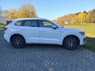2019 Volkswagen Touareg III, белый, 6700000 рублей, вид 4