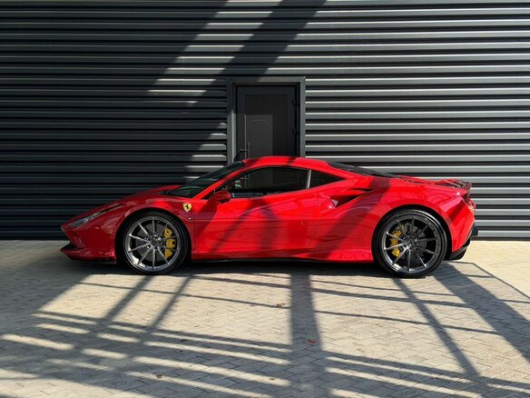 2021 Ferrari F8 Tributo, красный, 25500000 рублей - вид 2
