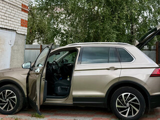 2018 Volkswagen Tiguan II, бежевый, 2150000 рублей, вид 1