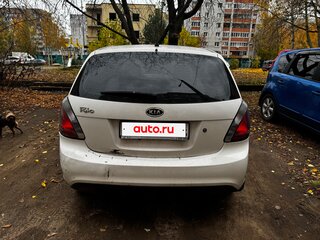 2011 Kia Rio II Рестайлинг, белый, 650000 рублей, вид 4