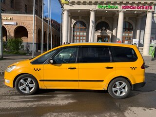 2014 Ford Galaxy II Рестайлинг, жёлтый, 699000 рублей, вид 4