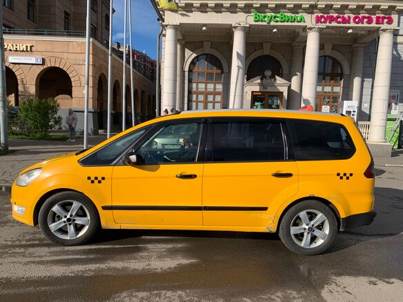 2014 Ford Galaxy II Рестайлинг, жёлтый, 699000 рублей - вид 3