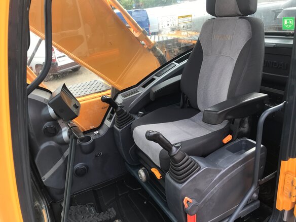 2017 Hyundai R220LC, золотистый - вид 3