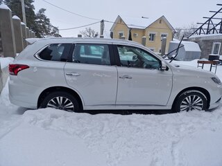 2022 Mitsubishi Outlander III Рестайлинг 3, белый, 3750000 рублей, вид 3