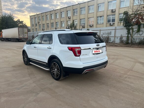 2016 Ford Explorer V Рестайлинг, белый, 2700000 рублей - вид 5