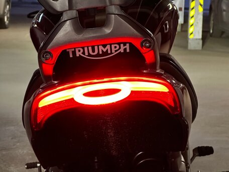 2023 Triumph Rocket 3, красный, 2450000 рублей, вид 4