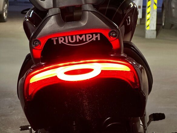 2023 Triumph Rocket 3, красный, 2450000 рублей - вид 3