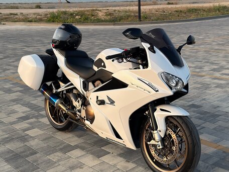 2017 Honda VFR 800, белый, 999000 рублей, вид 1