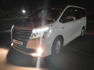 2015 Toyota Noah III (R80), белый, 2400000 рублей, вид 2