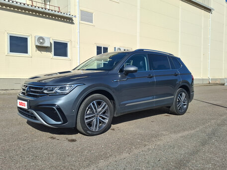 2023 Volkswagen Tiguan Allspace II Рестайлинг, серый, 4540000 рублей, вид 1
