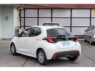 2022 Toyota Yaris IV, белый, 810069 рублей, вид 4