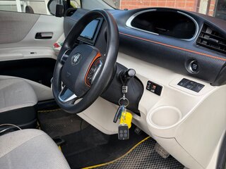 2018 Toyota Sienta II, жёлтый, 1700000 рублей, вид 4