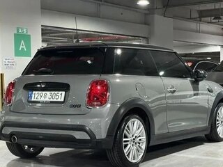 2021 Mini Hatch Cooper III (F55/F56) Рестайлинг 2, серебристый, 2045000 рублей, вид 3