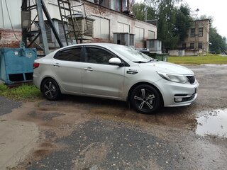 2016 Kia Rio III Рестайлинг, серебристый, 600000 рублей, вид 1