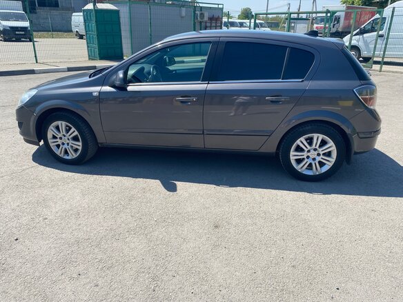2010 Opel Astra H Рестайлинг, серый, 530000 рублей - вид 3