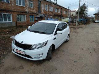 2013 Kia Rio 5-speed III, белый, 600000 рублей, вид 3
