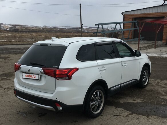2018 Mitsubishi Outlander III Рестайлинг 2, белый - вид 4