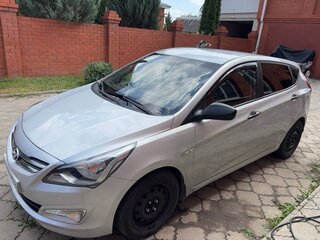 2014 Hyundai Solaris I Рестайлинг, серебристый, 850000 рублей, вид 1