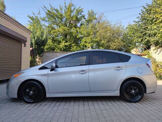 2014 Toyota Prius III Рестайлинг (XW30), серебристый, 1499999 рублей, вид 4