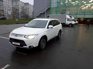 2014 Mitsubishi Outlander III Рестайлинг, белый, 1850000 рублей, вид 1