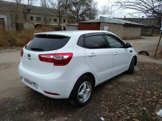 2013 Kia Rio 5-speed III, белый, 600000 рублей, вид 5