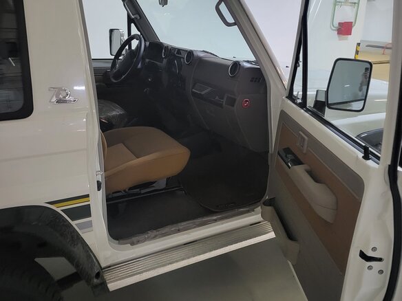 2022 Toyota Land Cruiser 71 70 Series Рестайлинг 1, белый, 7350000 рублей - вид 14