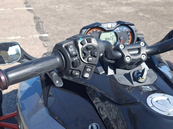 2015 BRP Can-Am Spyder, серый, 1890000 рублей - вид 15
