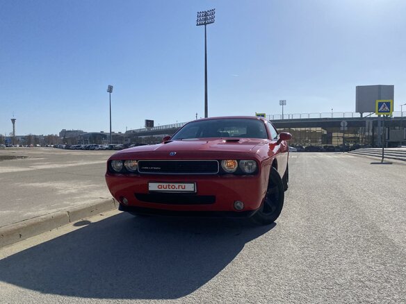 2009 Dodge Challenger III, красный - вид 1