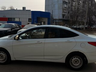 2013 Hyundai Solaris I, белый, 750000 рублей, вид 4