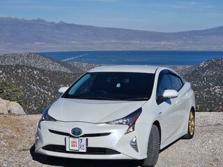 2016 Toyota Prius IV (XW50), белый, 1699999 рублей, вид 2
