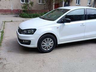 2018 Volkswagen Polo V Рестайлинг, белый, 935000 рублей, вид 4