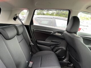 2018 Honda Fit III Рестайлинг, серебристый, 1300000 рублей, вид 5